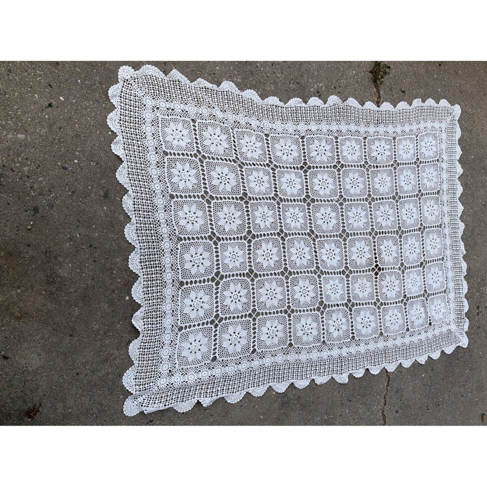 Vintage Handmade Crochet Lace Tablecloth Floral Medallion Cream Scalloped Edge